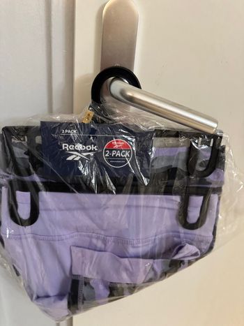 Lot 2 shorts fille reebok 9-10. Ans