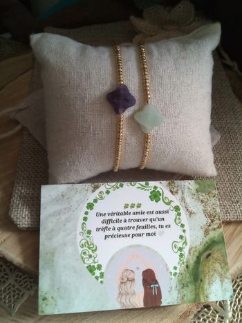 Lot de 2 bracelets en pierres forme trèfles + carte
