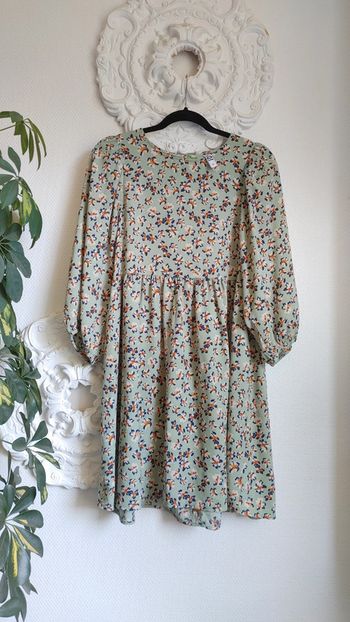 Robe verte avec motif floraux manche ballon