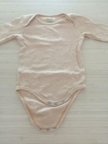 Body manches longues 3 mois 62cm Kiabi. Très bon état.