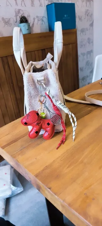 Bijou gri-gri de sac chien rouge tennis