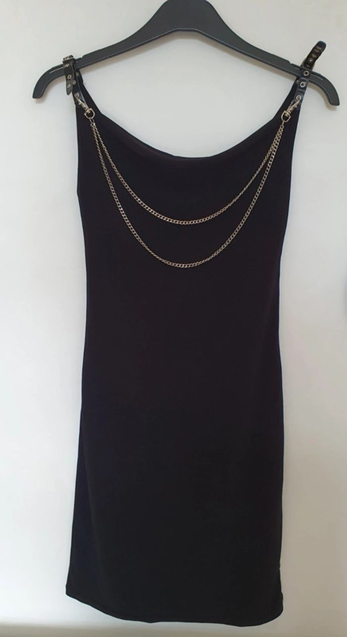 Robe noire avec chaînette - photo numéro 5