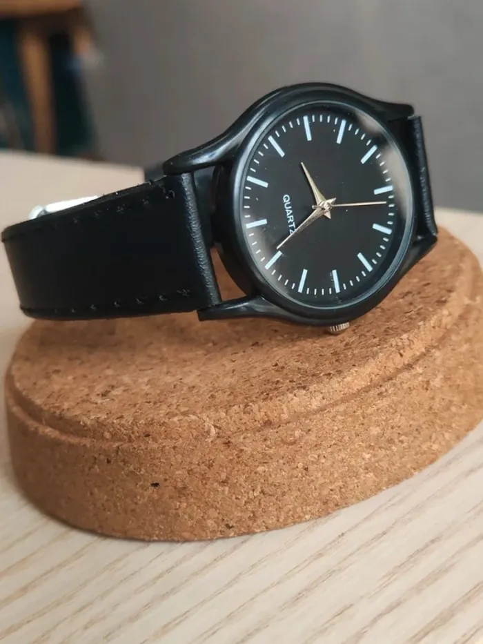 Montre noire intégrale, discrète cuir men