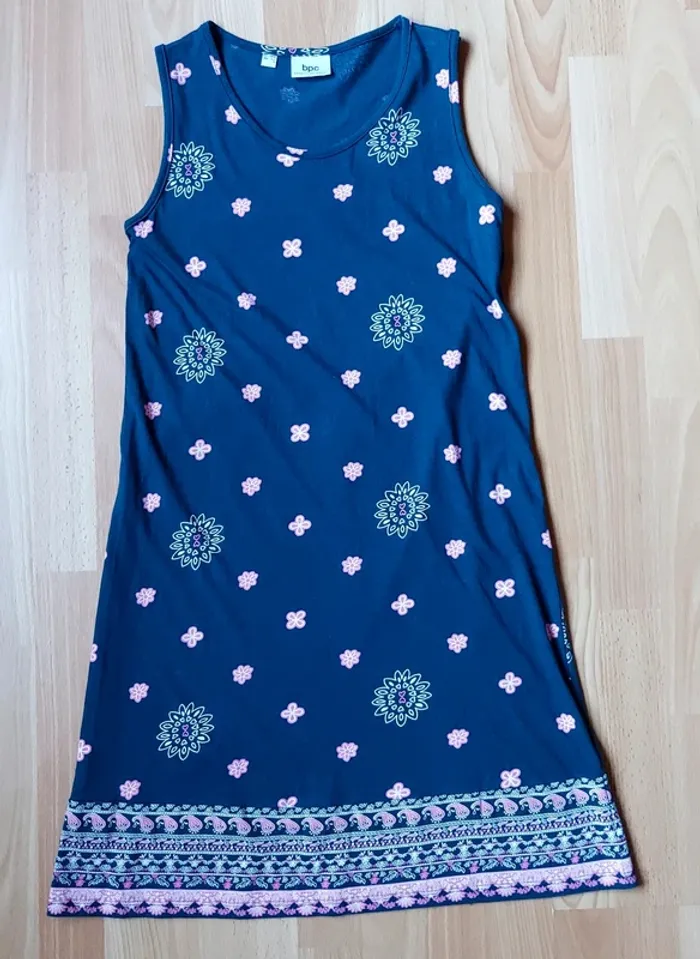 Robe bleue marine fleurie mandala