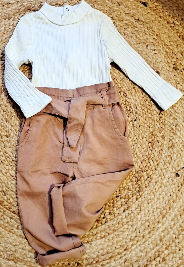 Ensemble pantalon carotte et bodie col roulé