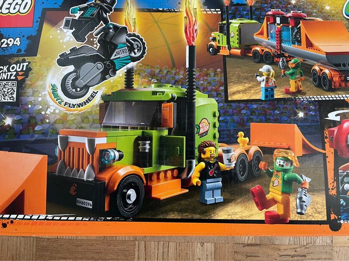 Boîte lego City 60294 Le camion de spectacle des Cascadeurs Neuve - photo numéro 12