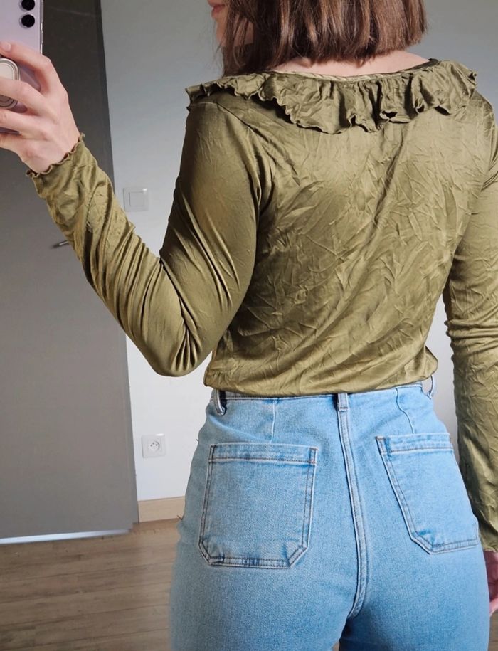Blouse verte à décolleté en V et volants - photo numéro 3