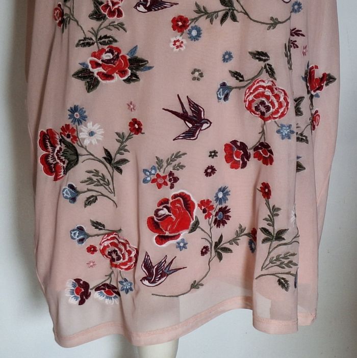 Débardeur rose pâle avec un dessus en voile brodé de fleurs et d'oiseaux - photo numéro 3