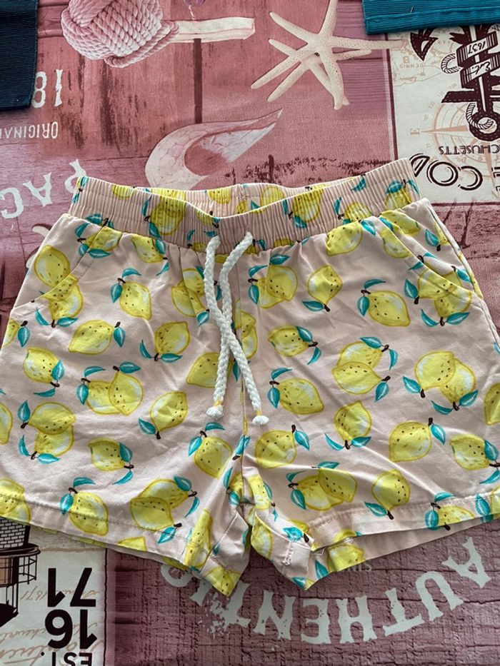Short fille, motif citron, en très bon état