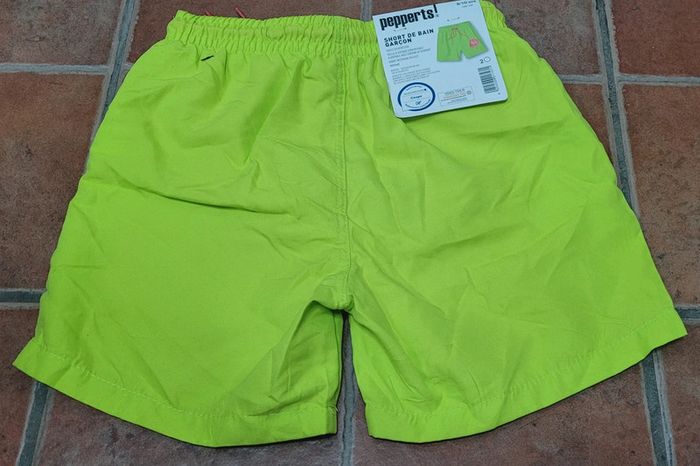 Short de bain neuf avec étiquette 8/10 ans - photo numéro 2