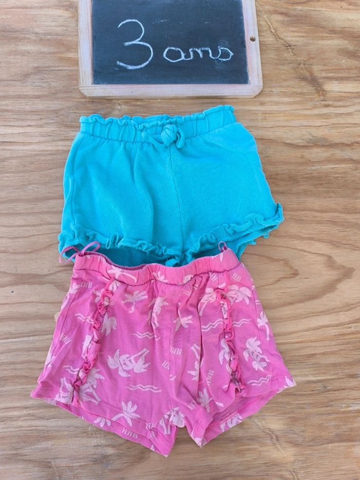 Lot de 2 shorts taille 3 ans en bon état