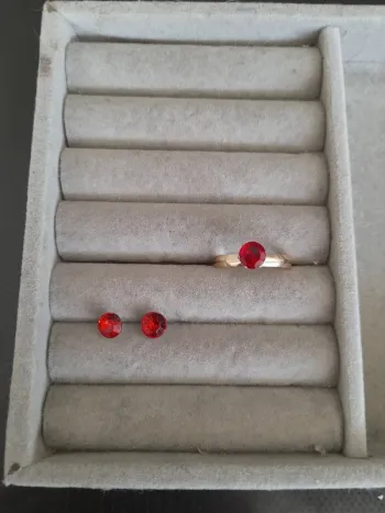 boucle d'oreille et sa bague