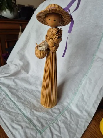 statue jeune fille paille et bois