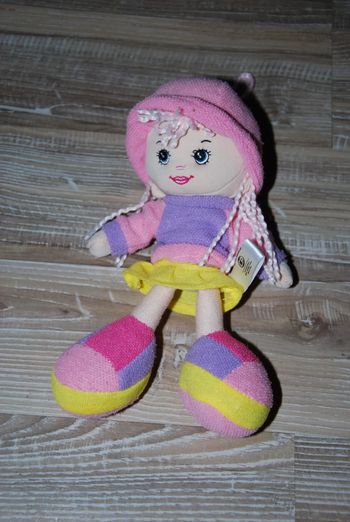 doudou CP international poupée rose mauve et jaune