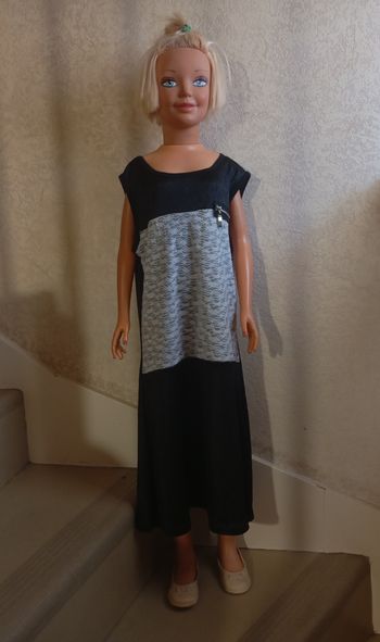 Robe sans manche . 10 ans .Noir brillant et bande dentelle . Polyester élasthanne. Très bon état .