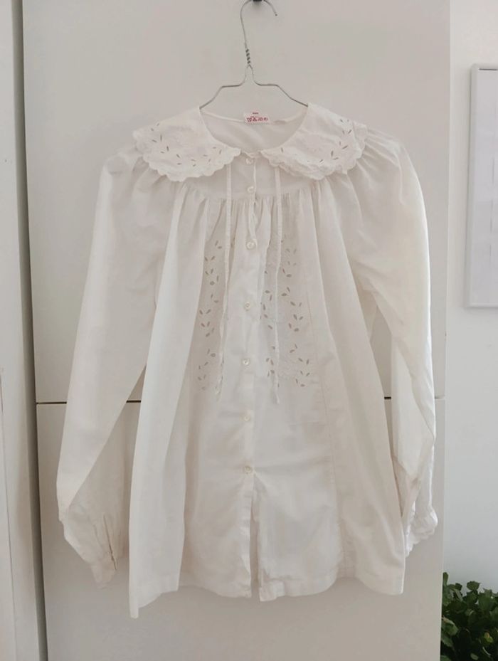 Blouse blanche boutonnée 
Col claudine broderie anglaise