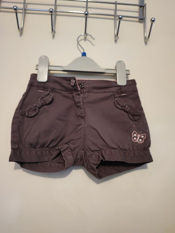 Short fille