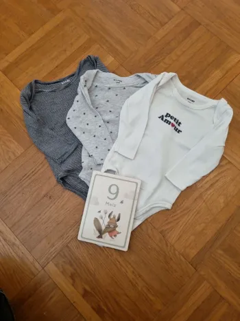 Lot 3 bodies manches longues kiabi 9 mois