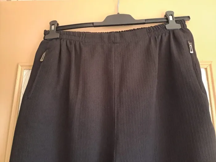 Pantalon noir femme T5 comme neuf joli tissu côtelé - photo numéro 3