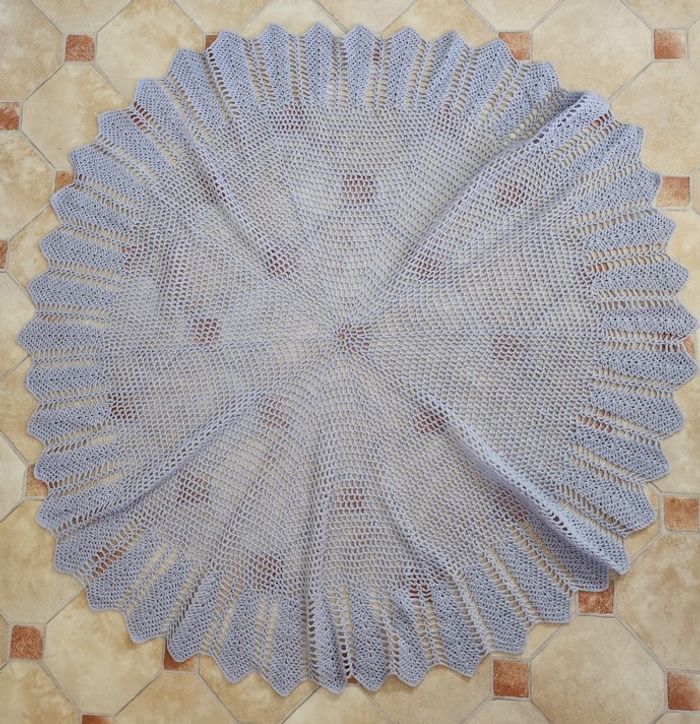 Châle en laine fait main environ 110 cm de diamètre ou une nappe ?