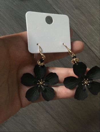 Boucles d’oreilles NEUVES pour femme forme de fleurs couleur noir