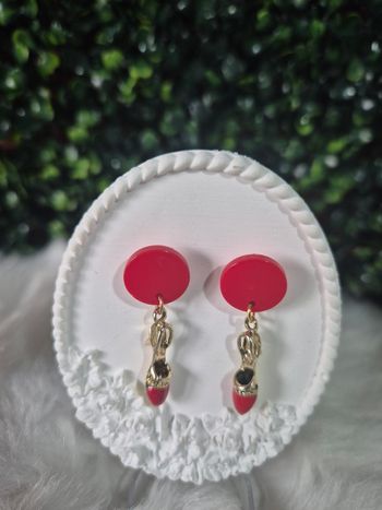 Boucles d’oreilles, chaussures en métal doré et rouge! 🤩👠✨ #Bijoux #Chaussures #Mode