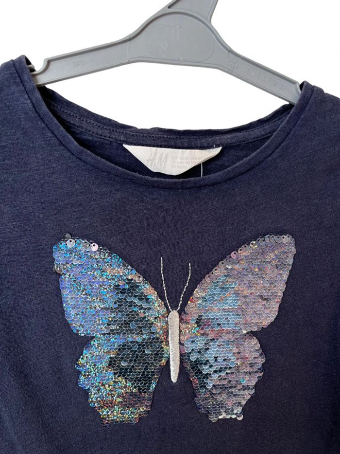 T-shirt gris foncé (papillon en sequins) - H&M 4-6 ans (110-116cm) - photo numéro 2