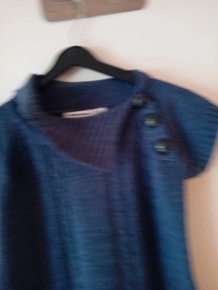 Jolie robe pull. Bleu marine. 6 ans - photo numéro 2