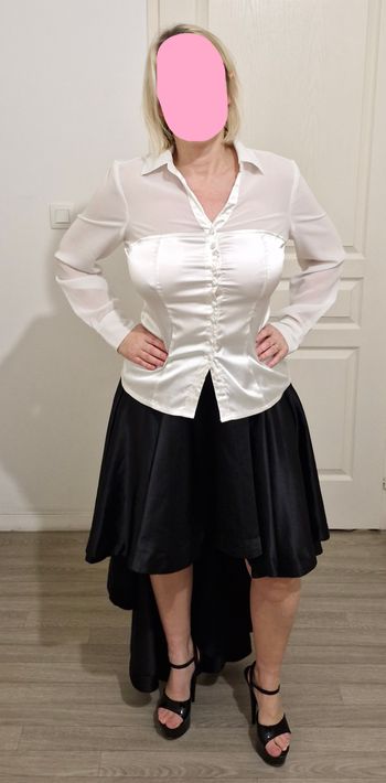 Jupe courte rare devant et longue derrière satinée