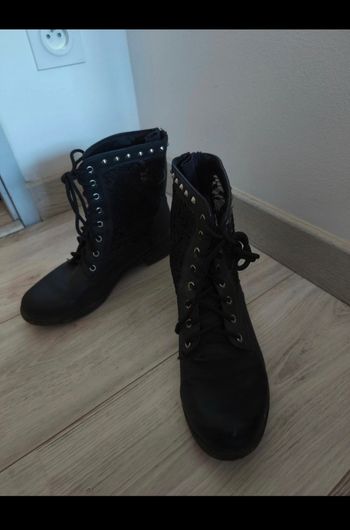 Bottes noir dentelles.