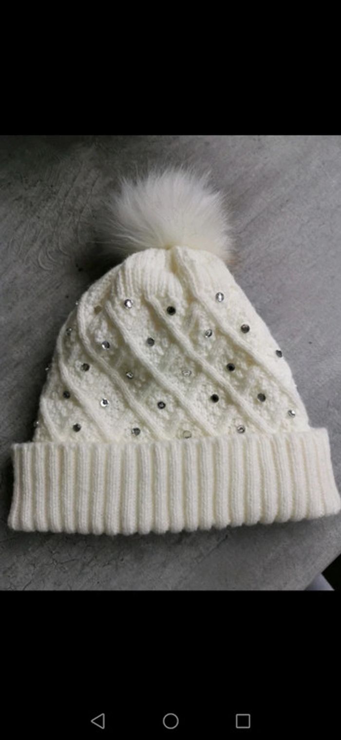 Bonnet crème avec strass