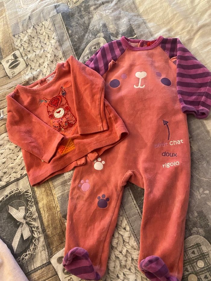 4 pyjama en TBE taille 12 mois du pareil au même - photo numéro 2