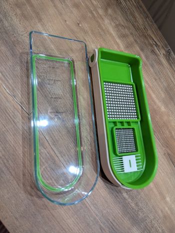 Hachoir avec réservoir