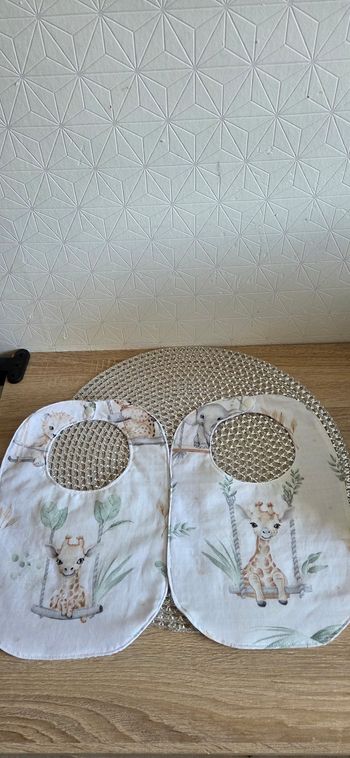 Deux bavoirs 6 mois et +