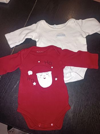 Lot de 2 bodies taille 62 cms