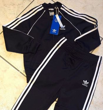 (NEUF  non porté) 🏷🤩🥰👌👌👌  superbe survetement ADIDAS unisex 3 ans 🥰🤩