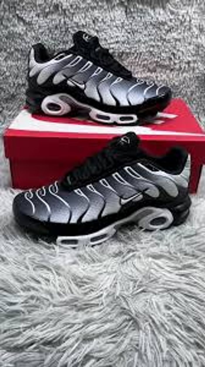 Nike TN noir gris enfant 33