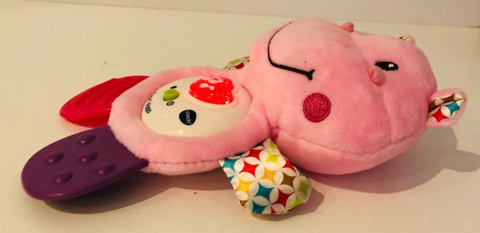 Vtech 80-502555 croc hippo rose 0-24 mois peluche hippopotame hochet musical jouet d’éveil sensoriel textures anneaux de dentition +30 phrases chansons mélodies et sons amusants bleu lot SOP77 - photo numéro 4