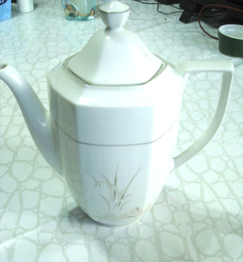 ANCIENNE ANNEE 70 ET TRES JOLIE VERSEUSE A CAFE OU AUTRES