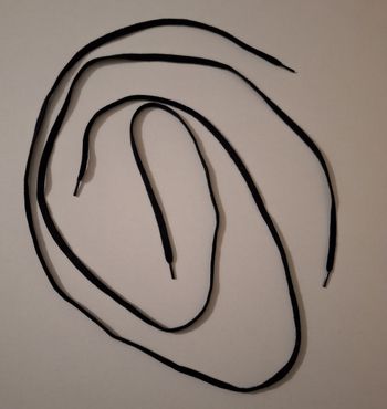 Une paire de grands lacets noirs