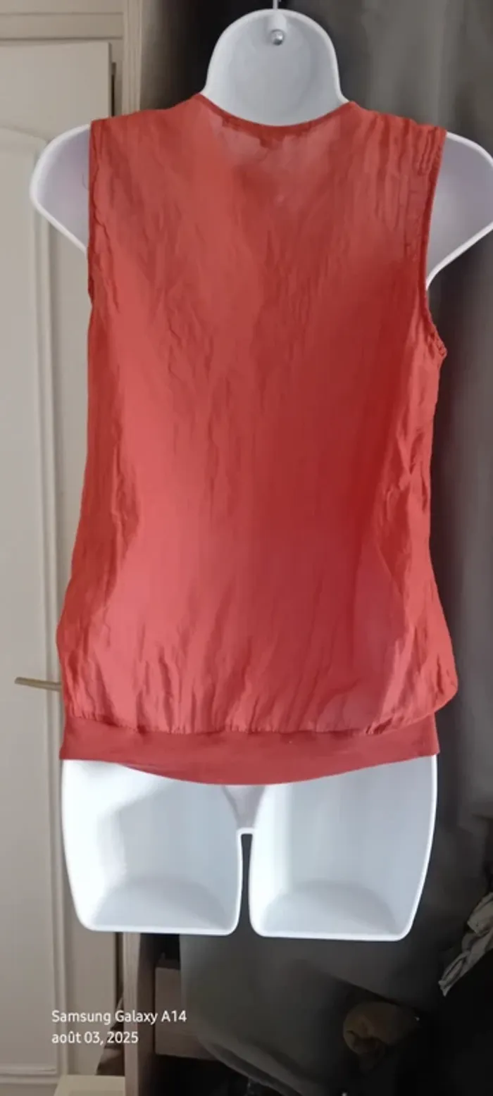 Blouse sans manches col avec boutons et volants avec soie corail femme - photo numéro 4