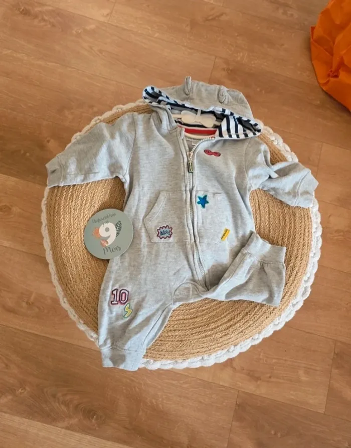 Combinaison bébé grise avec capuche et motifs brodés – 9 mois