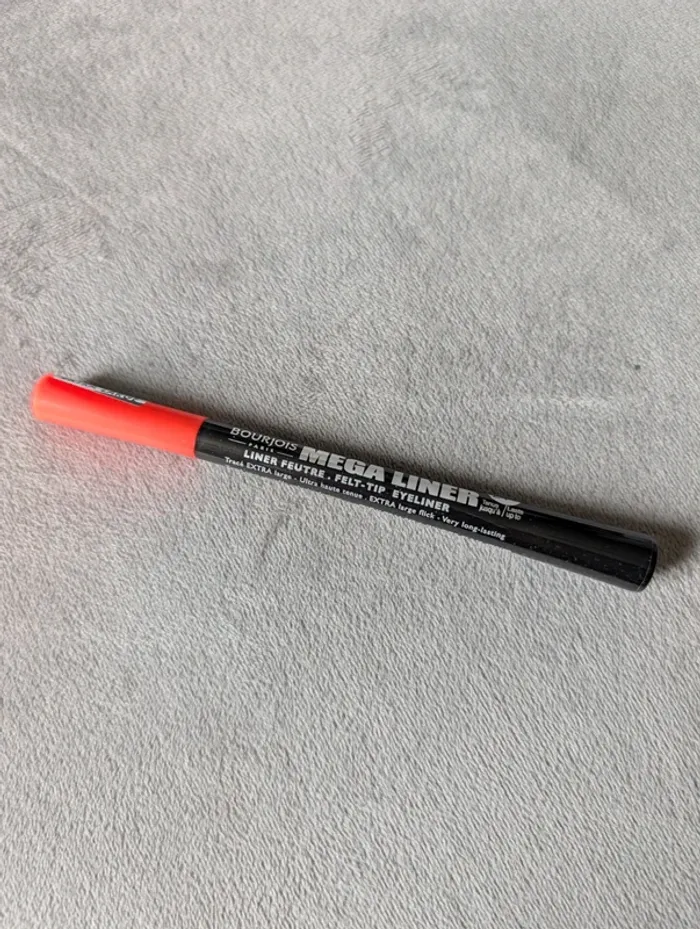 Eye-liner pointe large dark black