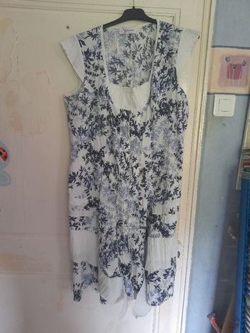 Robe blanche fleurie bleue, marque Armand Thierry, taille 46