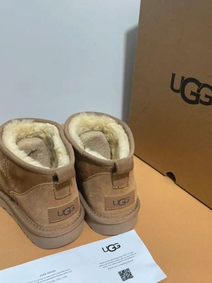 Bottes de neige UGG Mini, pointe 37
Couleur :Chataigne
Point :37
Neuves, dansleur boîte d'origine, jamais portées
Expédition sous 24h. - photo numéro 5