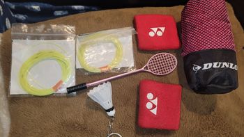 Lot badminton cordage serviette Dunlop bracelet éponge Yonex porte-clés