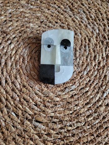 Broche abstraite noir rt gris