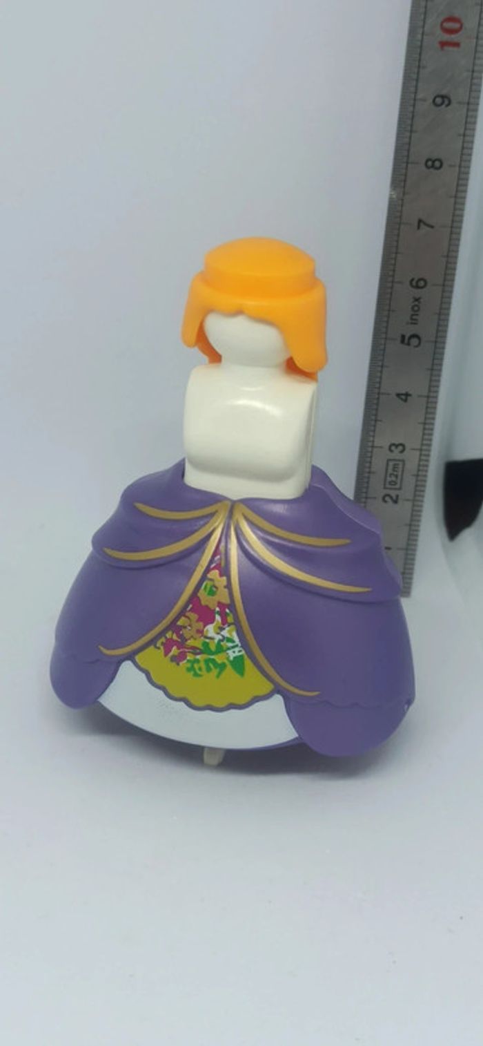 Mannequin portant à vêtement avec jupe violette playmobil