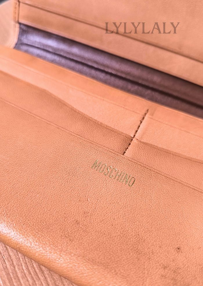 💛 Portefeuille vintage Moschino – Cuir camel embossé – Logo cœur & peace dorés - photo numéro 10