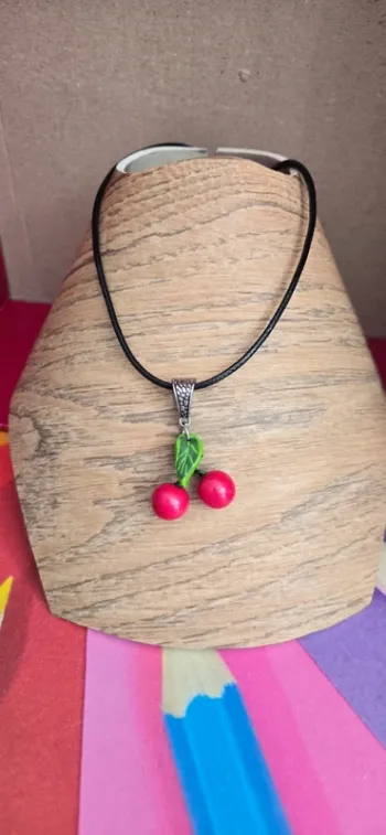 Collier cerise fimo neuf